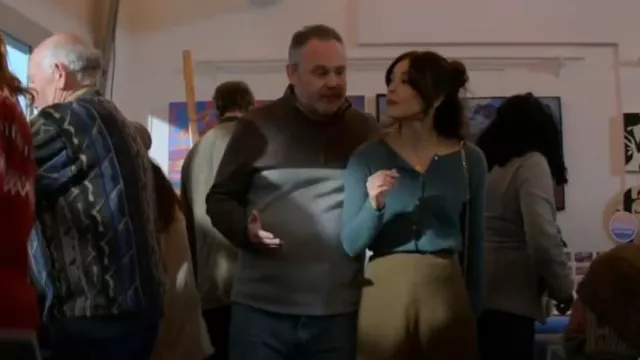 Cardigan Sezane Gaspard en bleu vintage porté par Cassandra Lee (Kristin Kreuk) comme on le voit dans Meurtre dans une petite ville (S02E01)