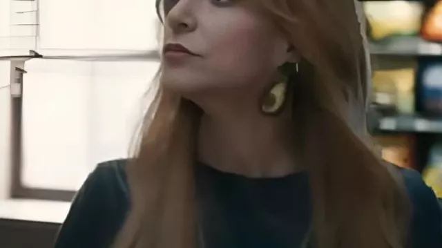 High Potential S02 Kaitlin Olson T-shirt graphique noir porté par Morgan Gillory (Kaitlin Olson) comme on le voit dans High Potential (S02E03)