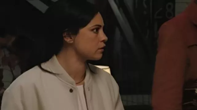 Chaqueta Rosa Salazar Play Dirty 2025 Letterman usada por Zen (Rosa Salazar) como se ve en Play Dirty