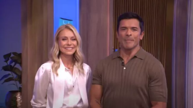 Blusa con cuello lavallière de Saint Laurent en satén de seda usada por Kelly Ripa como se ve en LIVE with Kelly and Mark el 2 de octubre de 2025