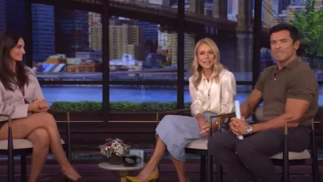 Falda Nadia de Proenza Schouler en gamuza usada por Kelly Ripa como se ve en LIVE with Kelly and Mark el 2 de octubre de 2025