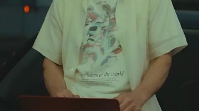 Camiseta blanca con gráficos usada por Gabriel (Keanu Reeves) en Good Fortune