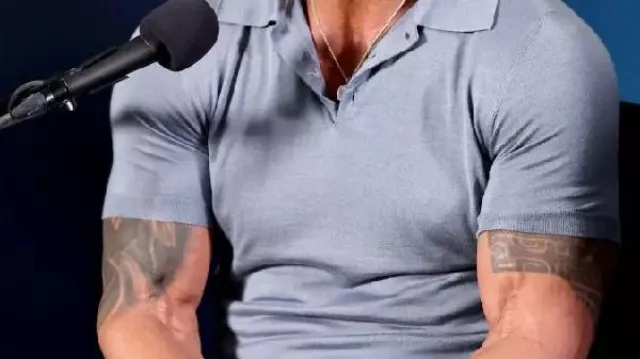 Polo usado por Mark Kerr (Dwayne Johnson) en The Smashing Machine