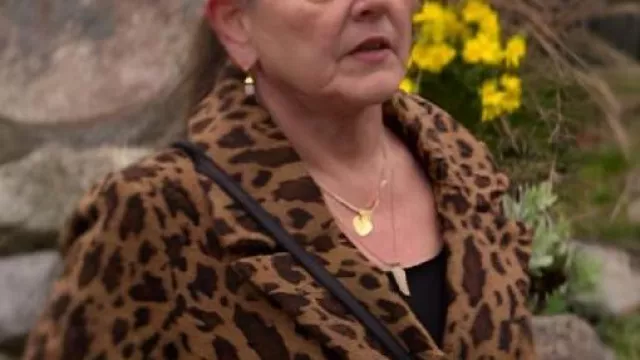 Meurtre dans une petite ville S2 Camryn Manheim Veste enveloppante métallisée portée par (Camryn Manheim) dans Meurtre dans une petite ville (S01)