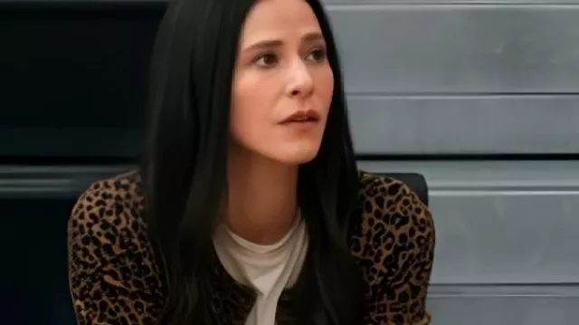 Nadie quiere esto S02 Jackie Tohn Cárdigan de leopardo como se ve en Nadie quiere esto (S02E01)