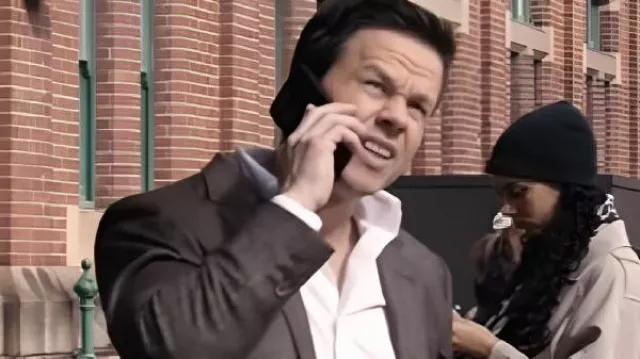 Mark Wahlberg Play Dirty 2025 Blazer marron porté par Parker (Mark Wahlberg) comme on le voit dans Play Dirty
