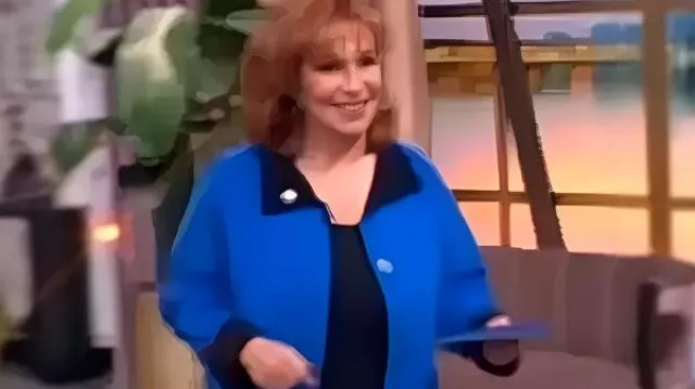 Joy Behar The View 2025 Veste réversible portée par Joy Behar comme on le voit dans The View