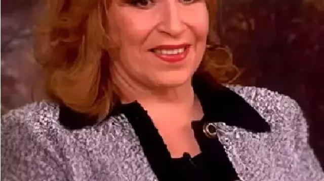 Joy Behar The View 2025 Veste grise portée par Joy Behar comme on le voit dans The View