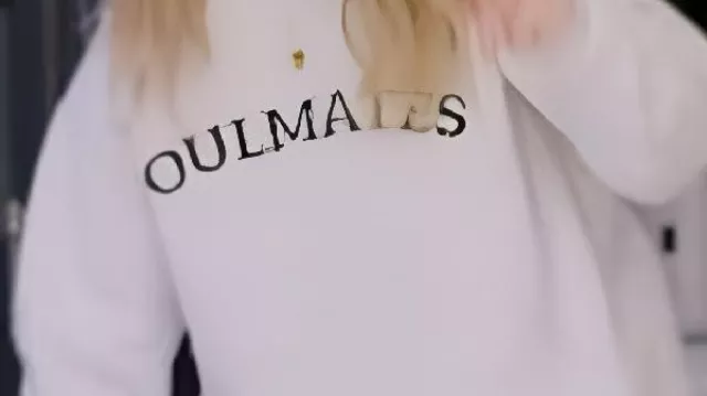 Sweat à capuche gris SOULMATES porté par Stacey Solomon dans Stacey & Joe Open Up On Life With 5 Kids And A House Full Of Animals | Ce matin