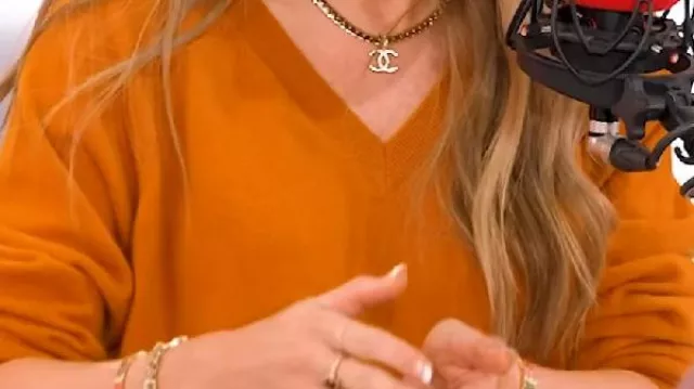 Pull orange porté par Self (Taylor Swift) en Taylor Swift | La soirée de lancement officielle d’une showgirl