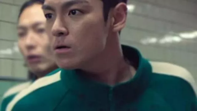 Chándal de Squid Game Player 230 usado por el detective Hwang Jun-ho (Wi Ha-joon) como se ve en Squid Game (S02E05)