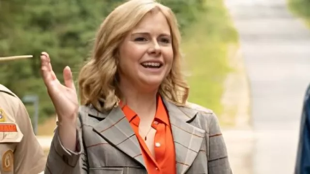 Ghosts US S05 Rose McIver Veste courte à carreaux portée par Samantha Arondekar (Rose McIver) comme on le voit dans Ghosts (S05E01)