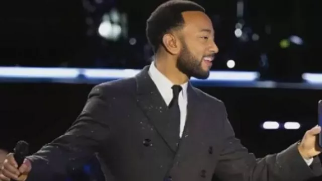 Un saludo GRAMMY a Cyndi Lauper Abrigo negro usado por John Legend en John Legend - "Can't Hide Love" (Tributo a la Tierra, el Viento y el Fuego) | Honores del Centro Kennedy 2019