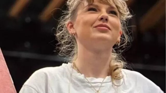 La chemise Sea Otter portée par Taylor Swift dans Taylor Swift réagit au fait que Travis Kelce voulait une loutre ???????? de compagnie