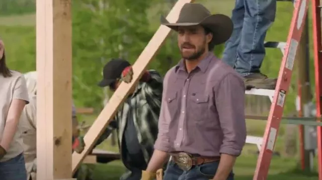 Wrangler Men’s Maroon Chambray Long Sleeve porté par Nathan Pryce (Spencer Lord) comme on le voit dans Heartland (S19E01)