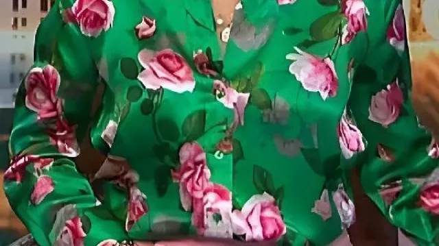 Blusa verde con estampado de rosas usada por Vicky Nguyen en el episodio completo de NBC Nightly News - 5 de octubre