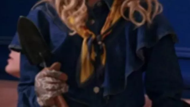 Chemise en jean à volants portée par (Kenzie Richardson) dans Vampirina : Teenage Vampire