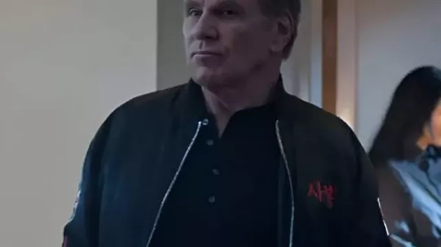 John Kreese Cobra Kai S06 Blouson aviateur noir porté par John Kreese (Martin Kove) en Cobra Kai