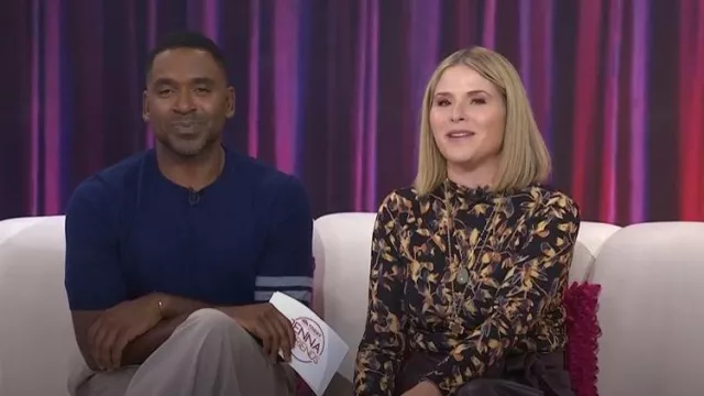 Top de jersey con cuello embudo Aurelia de Ulla Johnson usado por Jenna Bush Hager como se ve en Today with Jenna & Friends el 6 de octubre de 2025
