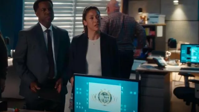 Spanx Le blazer sans col parfait porté par Sarah Truong (Mayko Nguyen) comme on le voit dans Hudson & Rex (S08E03)