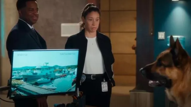 Veste Wilfred Jules Crepette™ portée par Sarah Truong (Mayko Nguyen) vue dans Hudson & Rex (S08E03)