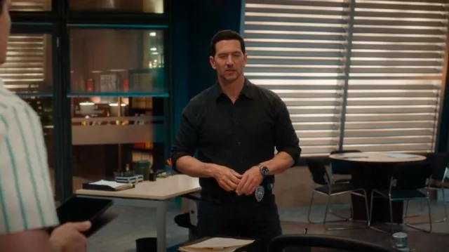 Camisa estándar James Perse usada por Mark Hudson (Luke Roberts) como se ve en Hudson & Rex (S08E03)