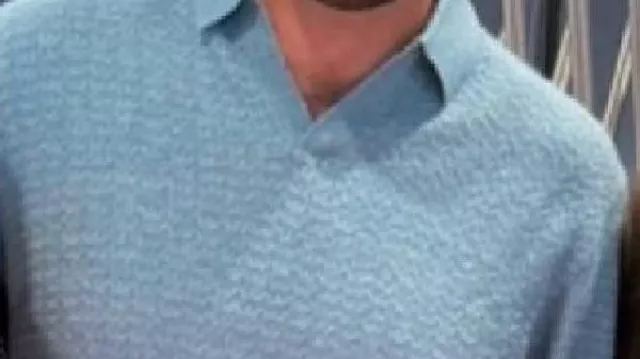 Suéter de polo azul cielo usado por Travis Kelce en Jason Kelce le pregunta a Travis Kelce cuándo es la boda en entrevista con Patrick Mahomes, Andy Reid
