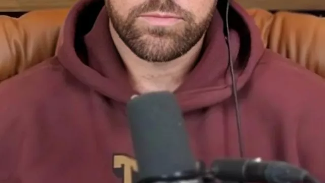 Sudadera con capucha granate de Travis Kelce en Travis Kelce se siente 2-2, Eagles 4-0 Frustraciones, Peleas de entrenadores y la aventura de Jason en Irlanda | Episodio 157