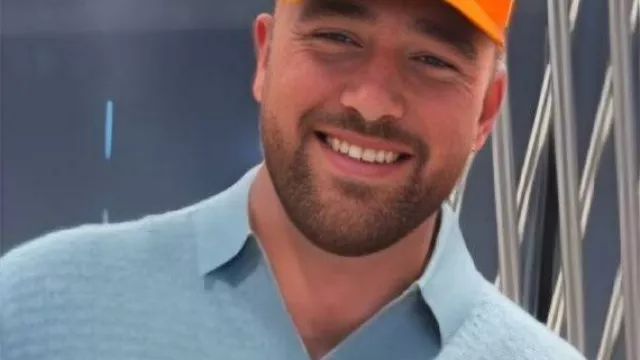 Suéter de polo azul claro de manga larga usado por Travis Kelce en las 35 mejores jugadas de la carrera de Travis Kelce (hasta ahora)