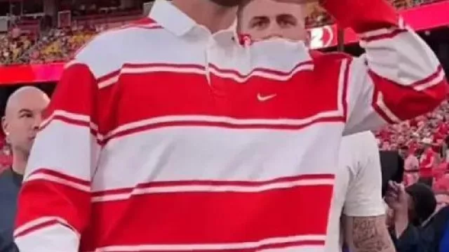 Camiseta de rugby a rayas usada por Travis Kelce en el partido Cincinnati vs Nebraska 2025