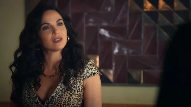 Jenny Bird Rahni Ribbed Link Necklace worn by Jocelyn 'Bruiser' Stone (Lana Parrilla) as seen in The Rainmaker (S01E02)