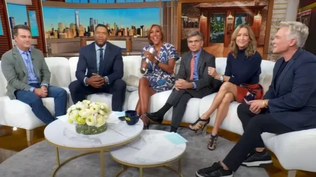 Sandalias de tacón con correa de tobillo de cuero Tory Burch usadas por Lara Spencer como se ve en Good Morning America el 7 de octubre de 2025