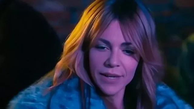 Kaitlin Olson High Potential S02 Veste en fourrure léopard portée par Morgan Gillory (Kaitlin Olson) comme on le voit dans High Potential (S02E03)