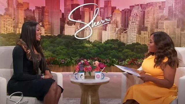 Chaqueta vaquera con cuello de piel sintética Blumarine usada por Coco Jones como se ve en Sherri el 7 de octubre de 2025