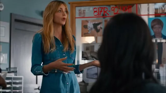Mini vestido de mezclilla Retrofete Wiley usado por Morgan Gillory (Kaitlin Olson) como se ve en High Potential (S02E04)