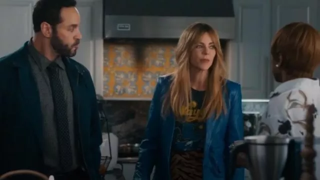 Zadig & Voltaire Leather Crinkle Jacket porté par Morgan Gillory (Kaitlin Olson) comme on le voit dans High Potential (S02E04)