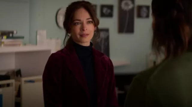 Blazer de un botón de terciopelo aplastado granate de Anthropologie Ett Twa Gallery usado por Cassandra Lee (Kristin Kreuk) como se ve en Asesinato en un pueblo pequeño (S02E03)