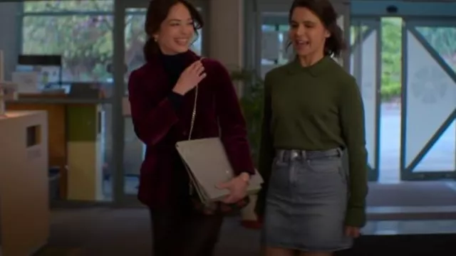Falda vaquera con detalle trenzado de H&M usada por Steph Alberg (Cassandra Sawtell) como se ve en Asesinato en un pueblo pequeño (S02E03)