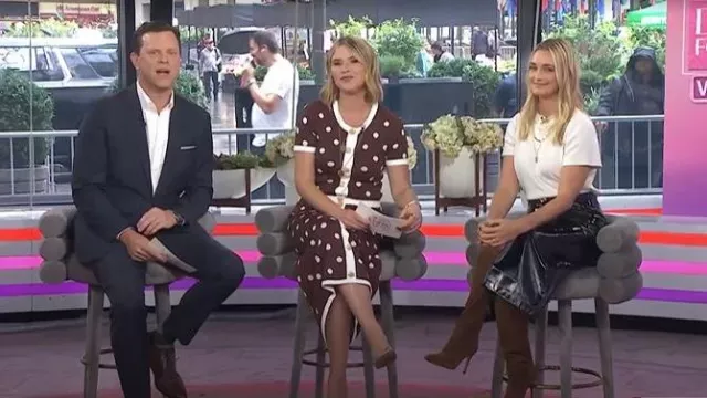 Falda midi de lunares Alice de Cara Cara usada por Jenna Bush Hager como se ve en Today with Jenna & Friends el 8 de octubre de 2025