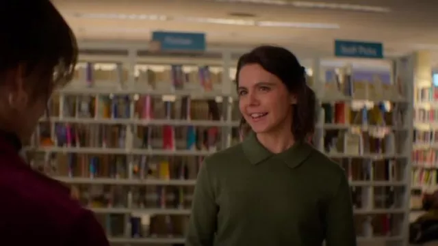 Polo de suéter de seda de algodón de Banana Republic usado por Steph Alberg (Cassandra Sawtell) como se ve en Asesinato en un pueblo pequeño (S02E03)