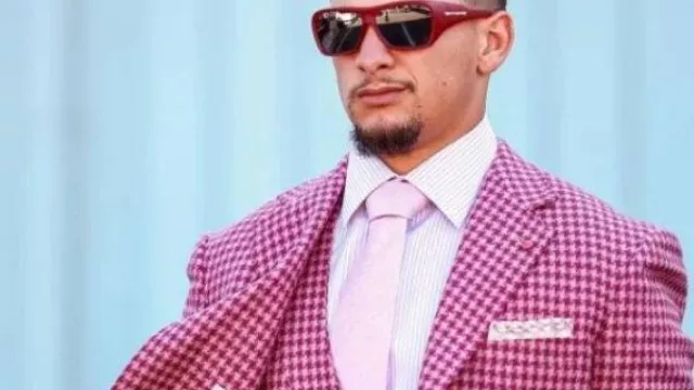 Arrivée à Jacksonville Le costume pied-de-poule porté par Patrick Mahomes II dans Patrick Mahomes arrive pour Monday Night Football #Chiefs #Jaguars #NFL #Football