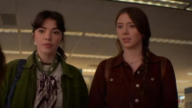 Chaqueta de pana marrón Old Navy usada por Holly Alberg (Dakota Guppy) como se ve en Asesinato en un pueblo pequeño (S02E03)