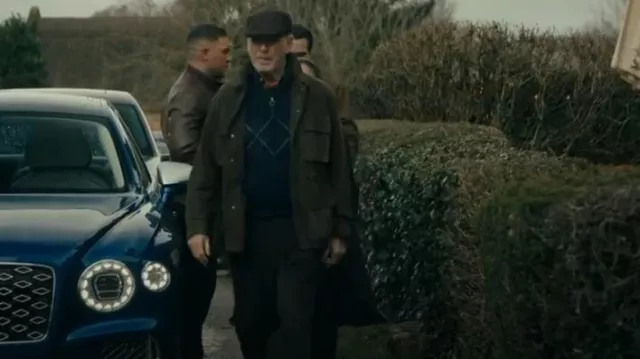 Chaqueta de campo de gamuza Brooks Brothers usada por Conrad Harrigan (Pierce Brosnan) como se ve en MobLand (S01E09)