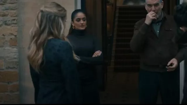 Suéter de cachemira Aqua Cashmere Turtleneck Cashmere usado por Seraphina Harrigan (Mandeep Dhillon) como se ve en MobLand (S01E09)