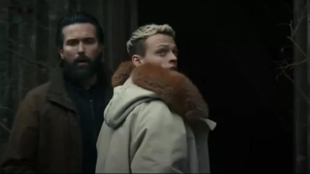 Chaqueta bomber de algodón con capucha de piel sintética Burberry usada por Eddie Harrigan (Anson Boon) como se ve en MobLand (S01E10)