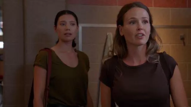 Cadre Easy Scoop Tee en Moss porté par Violet Mikami (Hanako Greensmith) comme on le voit dans Chicago Fire (S14E01)