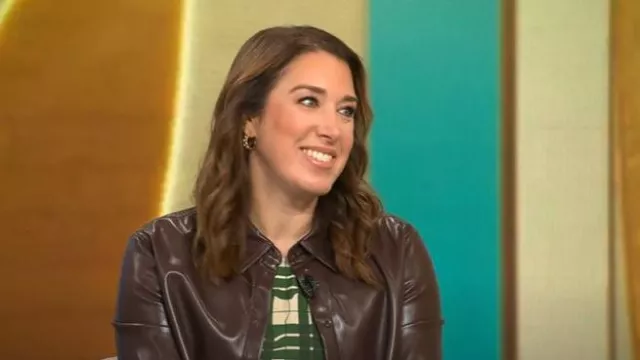 Alice + Olivia Leon Crop Chemise boutonnée en similicuir portée par Sarah Gelman comme on le voit dans CBS Mornings le 6 octobre 2025