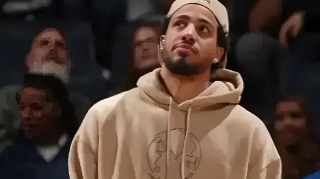 Tyrese Haliburton Le monde est à vous Sweat à capuche beige dans The Pacers Are Cooking ?! L’équipe la plus beige du basket-ball vient de renverser le poêle
