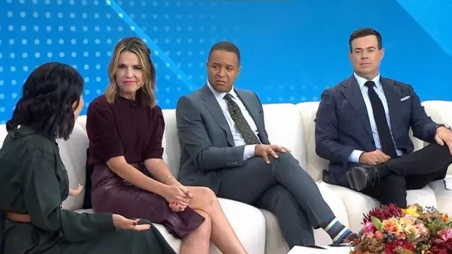 Falda midi de cuero vegano L'Agence Arlette usada por Savannah Guthrie como se ve en Today el 9 de octubre de 2025