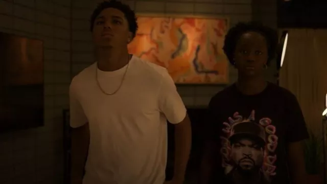 Gildan Ice Cube Rap Logo Tee porté par Naima Stewart (Aderinsola Olabode) comme on le voit dans Reasonable Doubt (S03E04)